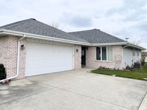 942 Ivanhoe Ln, Dyer, IN 46311