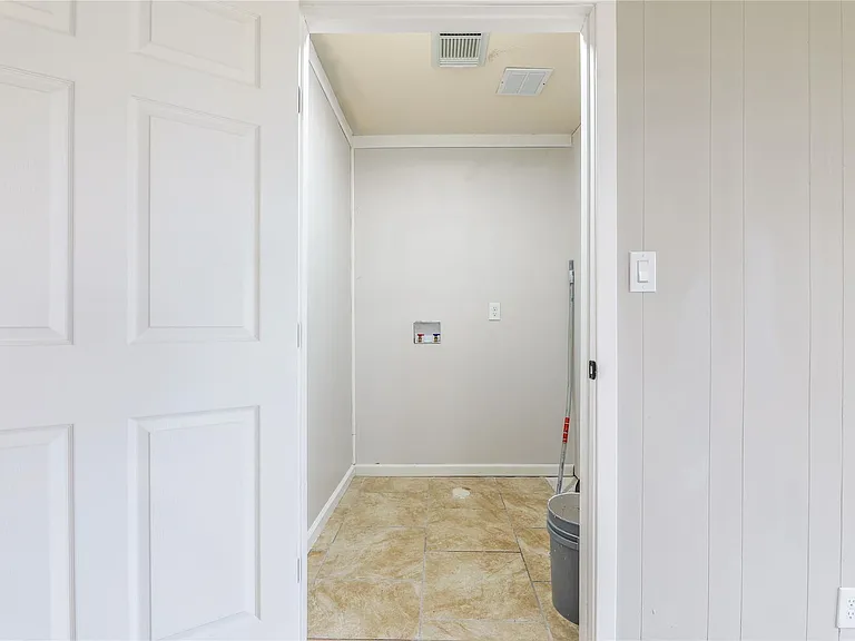 704 W Willis St — Photo 8