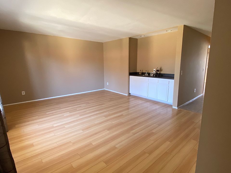 Welcoming Livingroom with "Bar"