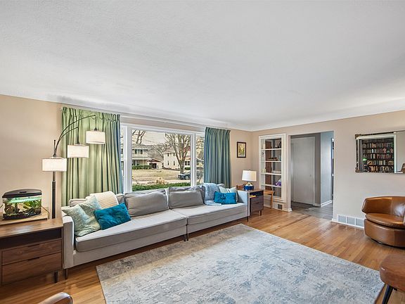 4th image of 3121 44th St