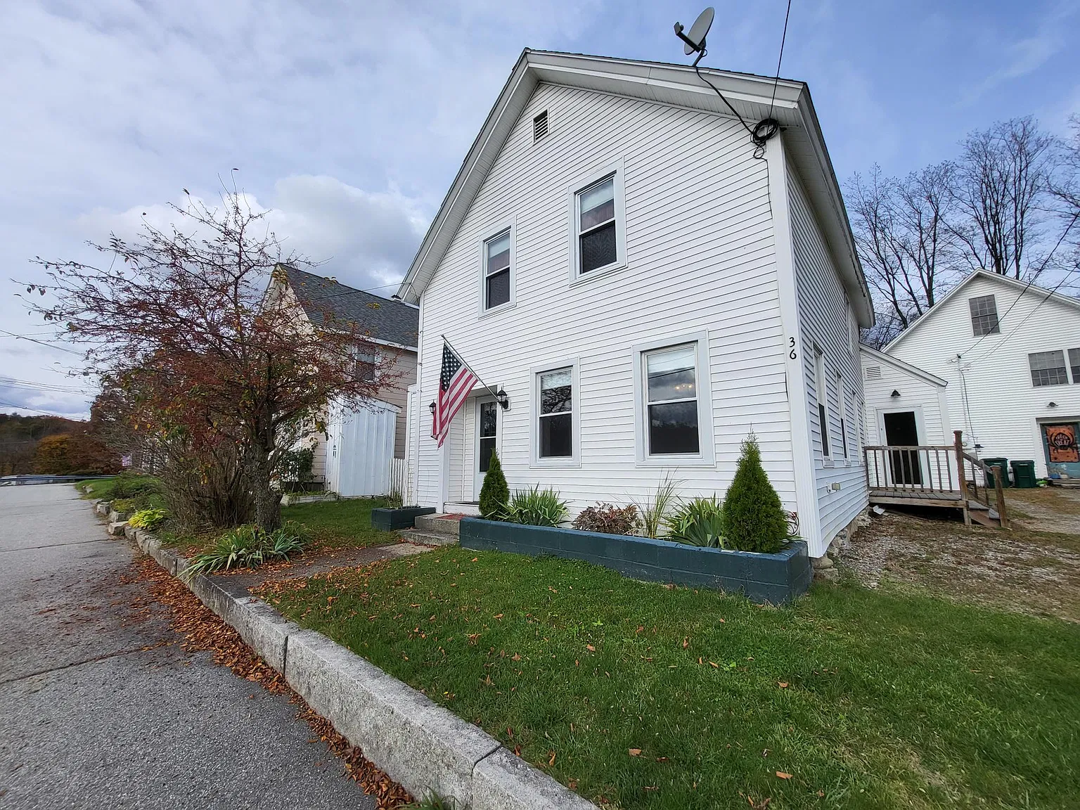 36 Crescent St — Photo 1