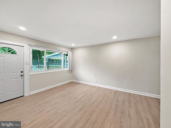 3rd image of 7905 Greenleaf Rd