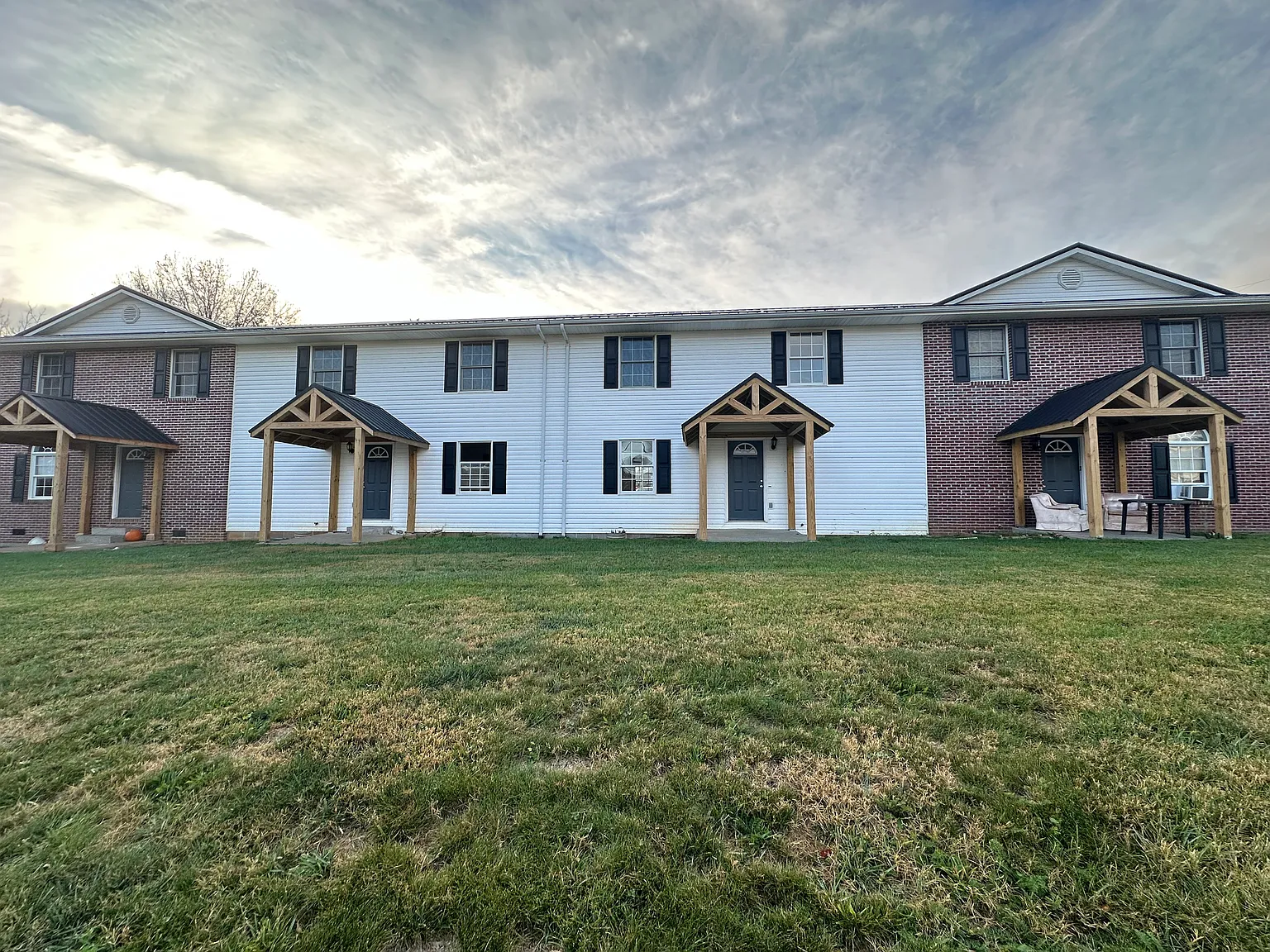 2 bed, 1.5 bath, $1,200 — Photo 1