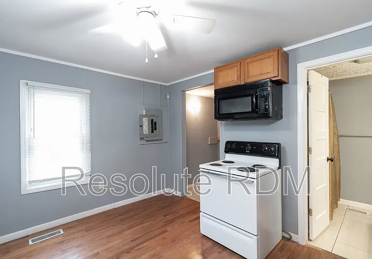 725 Lynn St — Photo 8