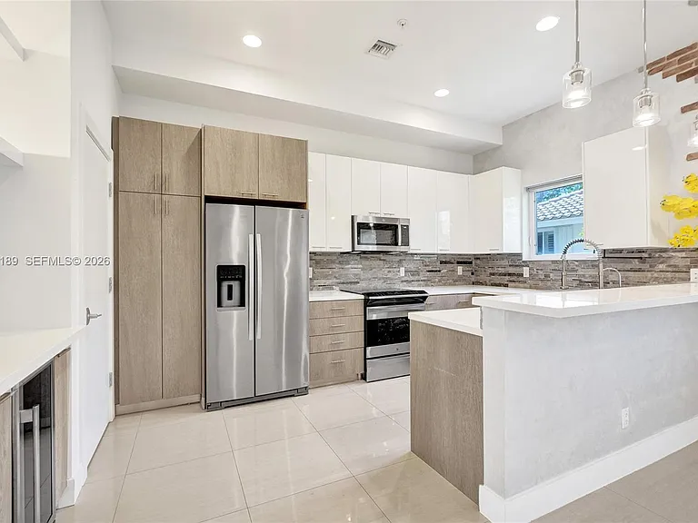 820 NE 7th St #G — Photo 30