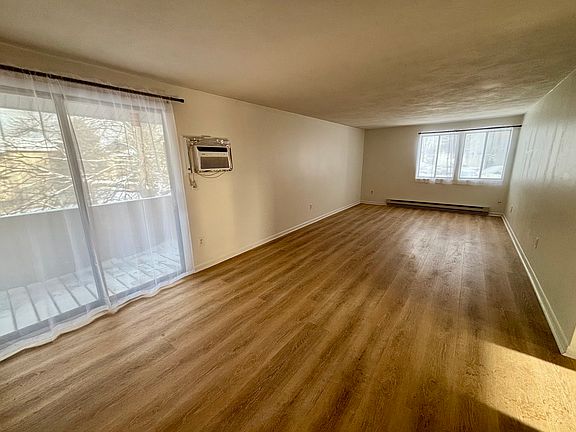 4th image of 552 Village Blvd