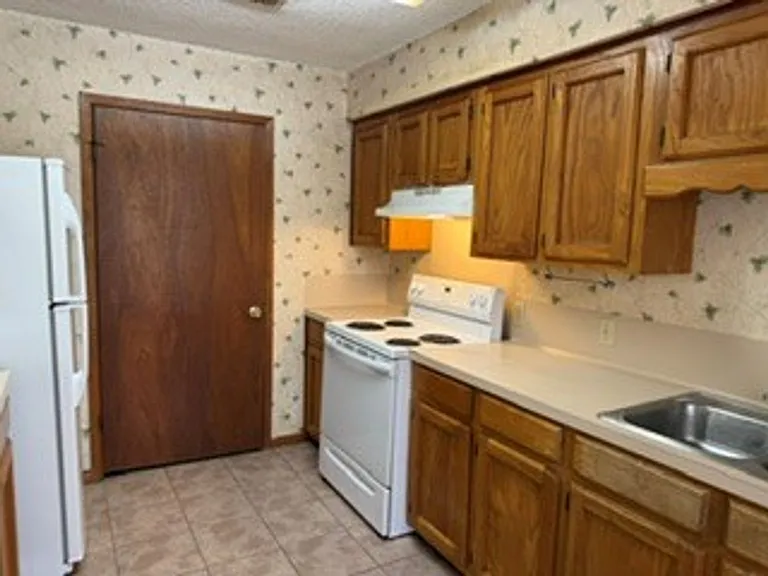 610 Old Covington Hwy — Photo 4