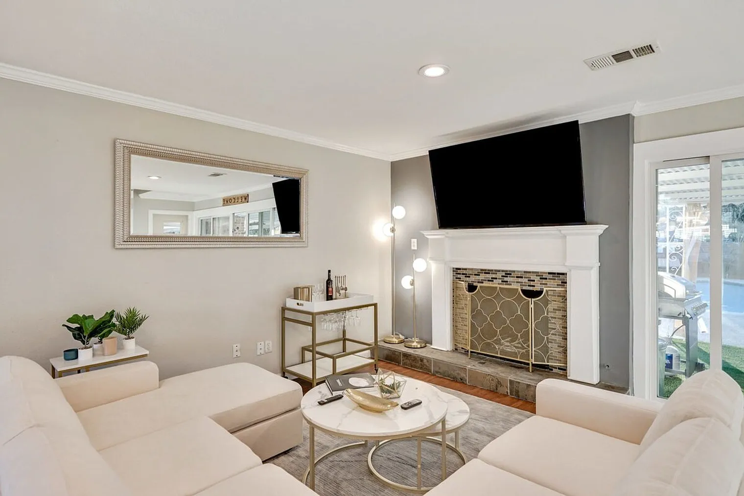 5 bed, 2.0 bath, 2120 sqft, $8,696 — Photo 2