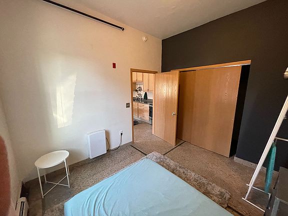 4th image of 409 N Broadway St #12