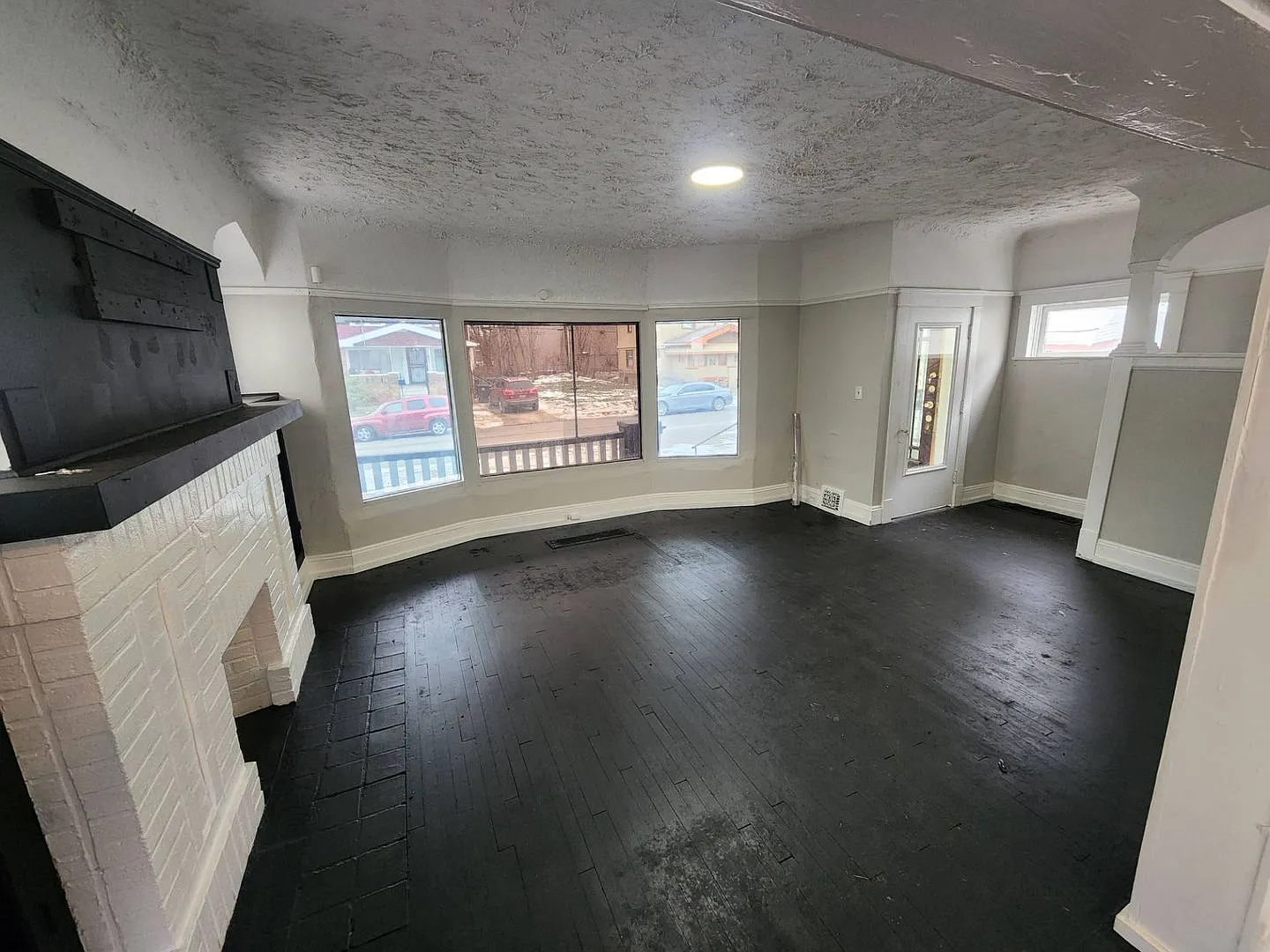Charming 4-Bedroom Property in Prime Location | Move in today and enjoy 50% off on your 2nd month... — Photo 4