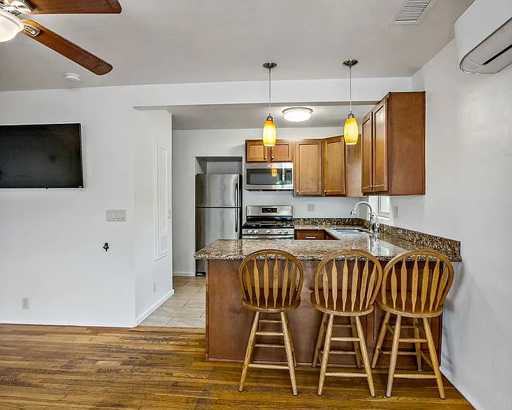 1121 E 9th St #1 — Photo 18