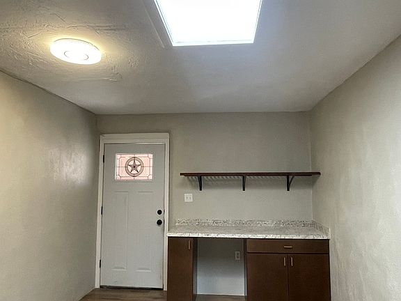 4th image of 413 Valverde St #101