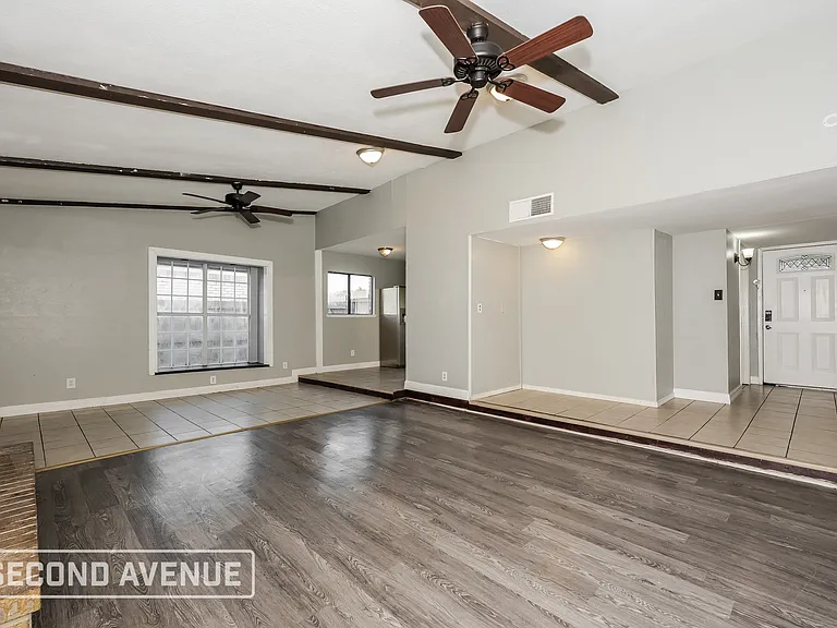 7525 Ashcrest Ln — Photo 2