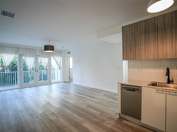 4th image of 1561 Jefferson Ave APT 1