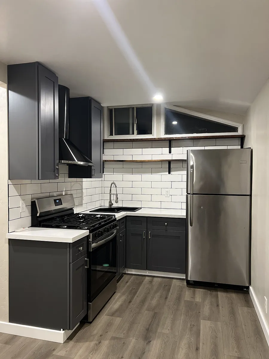 Building Photo - 225 N Cloverdale Blvd #3