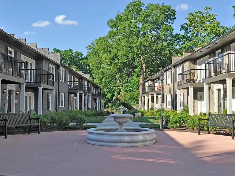 The Avenue in the Highlands — Photo 19