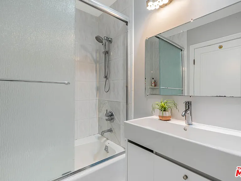 1645 Malcolm Ave #302 — Photo 32