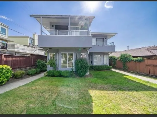 215 W 18th St, North Vancouver, BC V7M 1W7