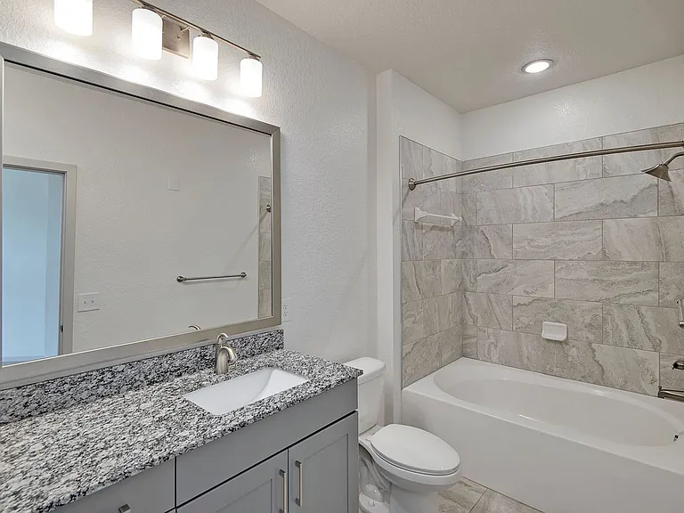 Cottonwood Clermont Bathroom with Tub