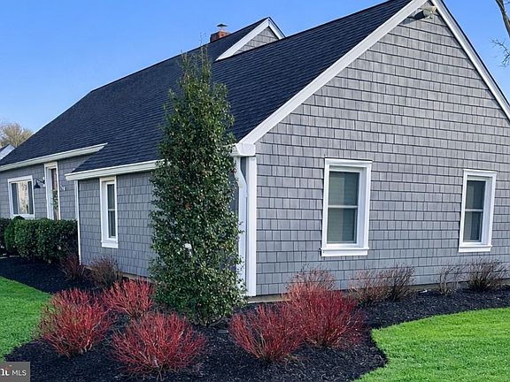 3rd image of 827 River Rd