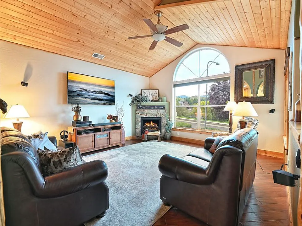 4364 Tamarack Dr