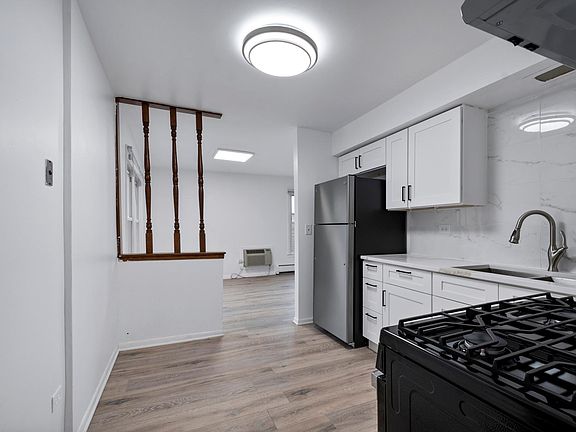3rd image of 6645 N California Ave #301