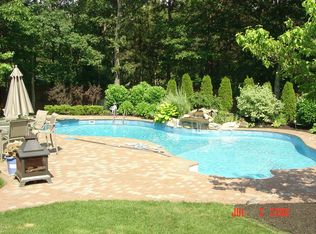 6 Daylilly Ct, Middle Island, NY 11953