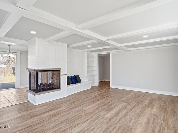 5th image of 810 McConnell St