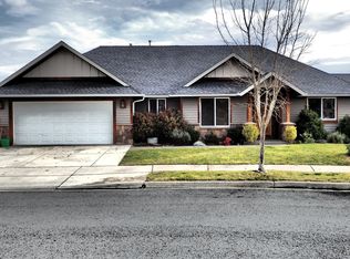 1475 SW David Dr, Grants Pass, OR 97527