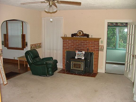 Family room w/fireplace