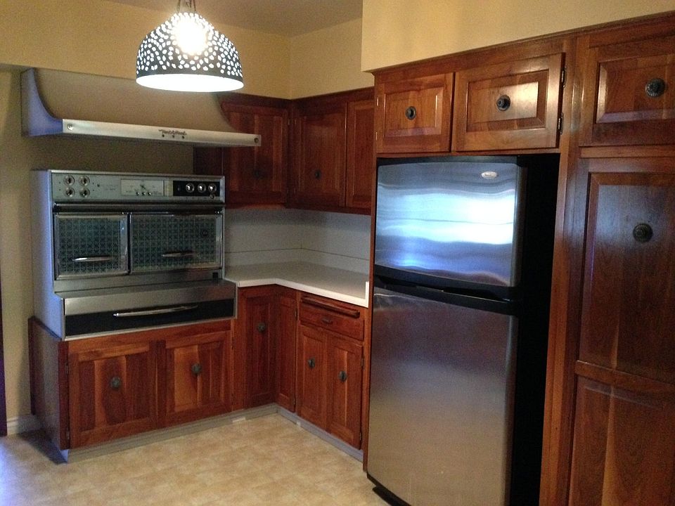 2nd image of 855 W 20th St