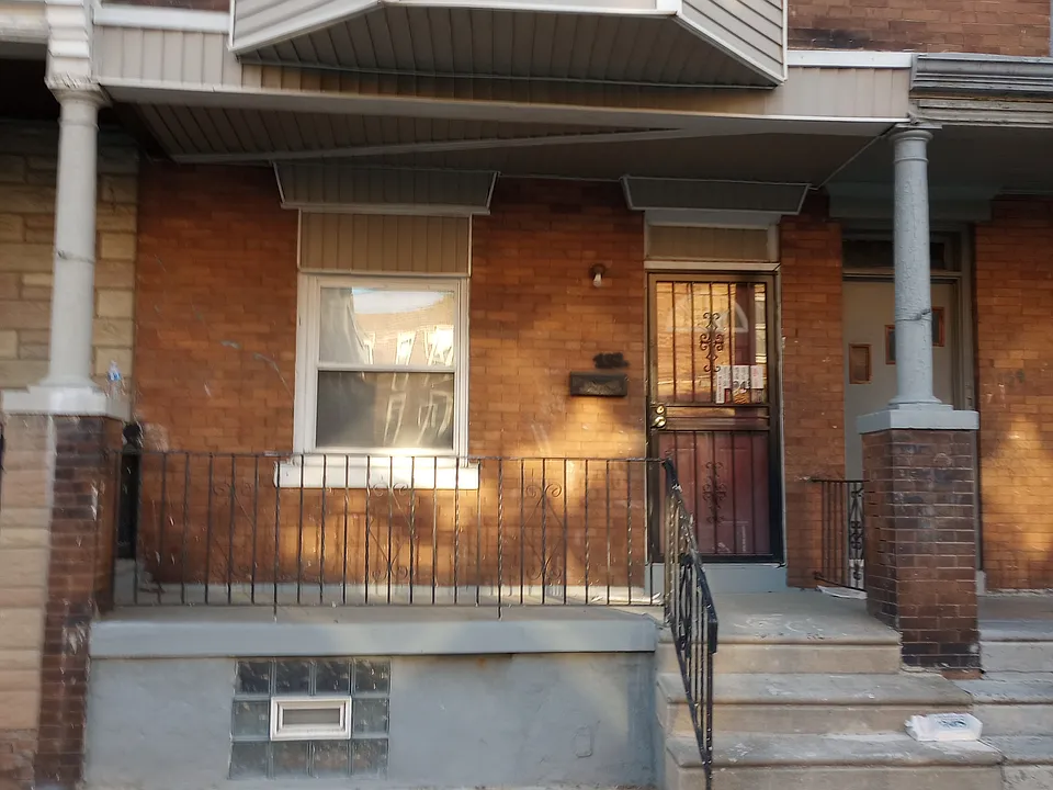 N Farson St