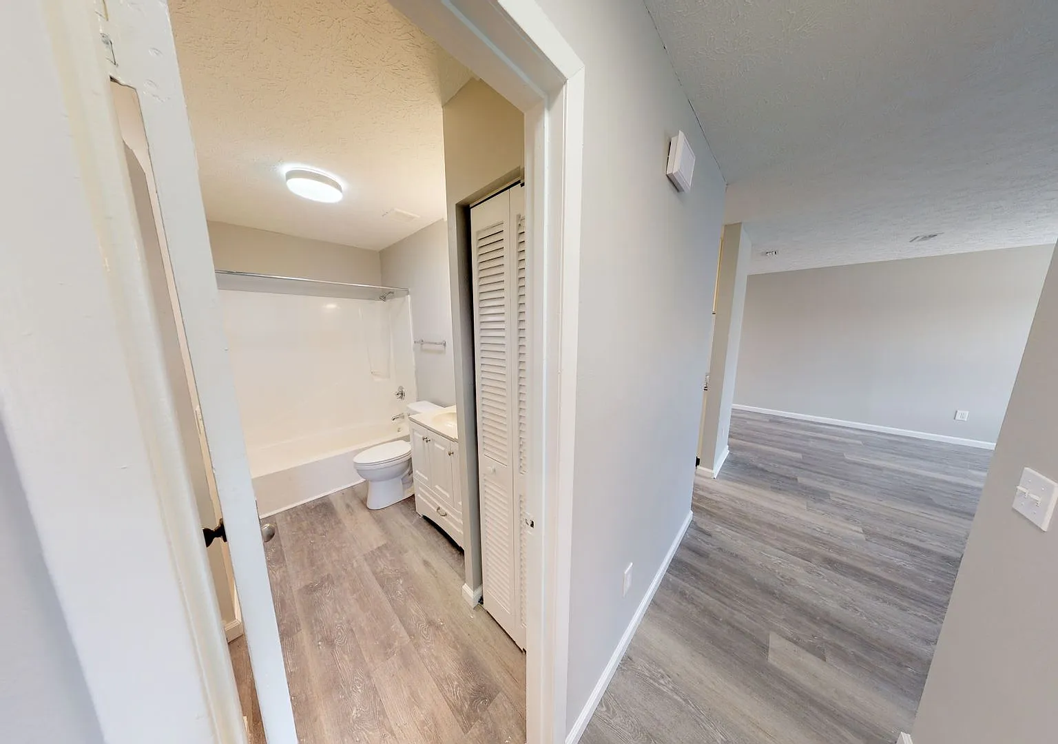 Large 2 Bedroom/1 Bath Apartment Available — Photo 3
