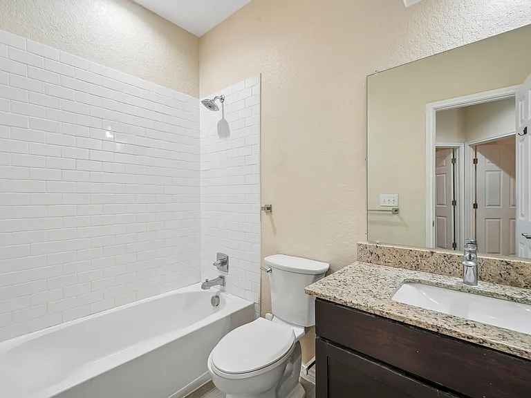 La Marquesa Apartments — Photo 77