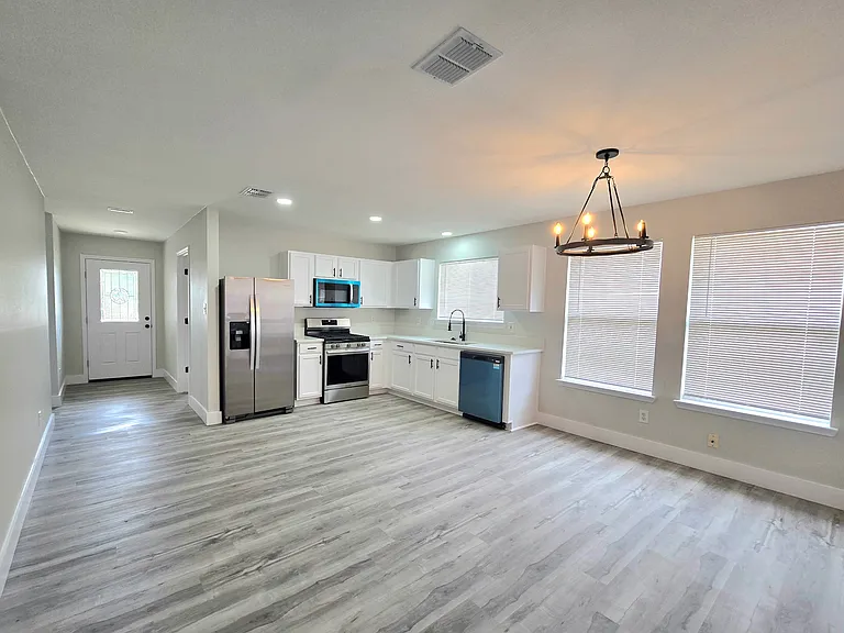 2467 Mallory Ln — Photo 9
