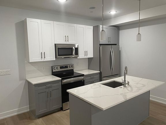 4th image of 2156 N Darien St Unit 1