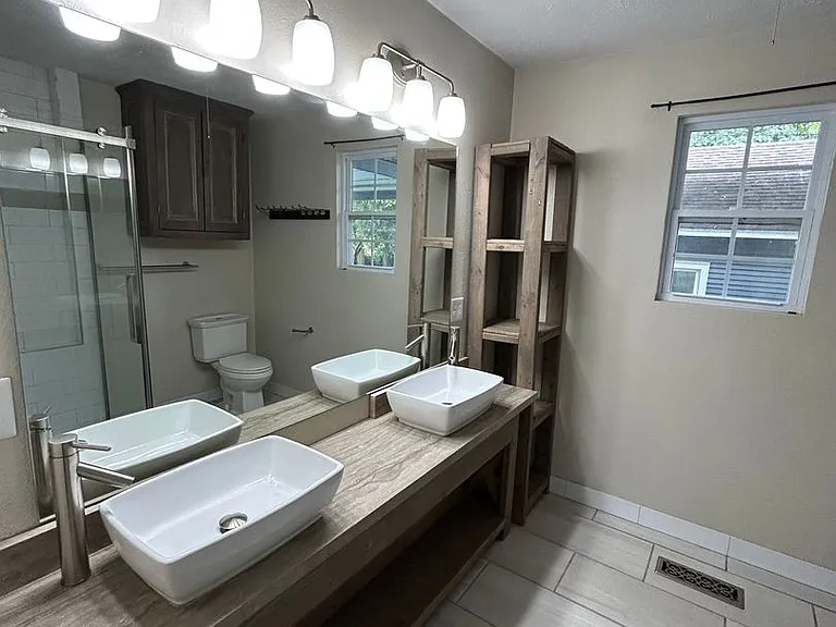 318 E Webster St — Photo 13