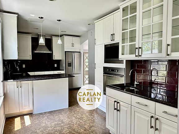 4th image of 462 Woodward Ave #1
