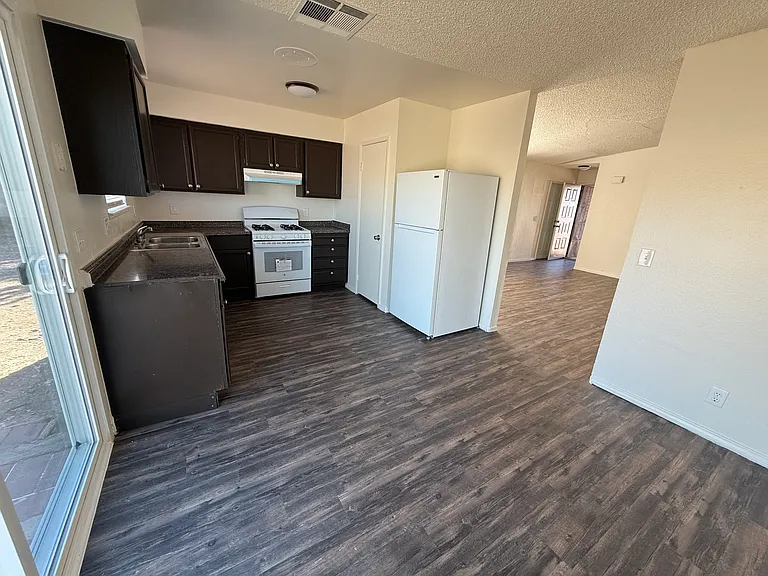 455 Ash St — Photo 17