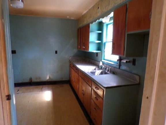 4th image of 246 Fairview St