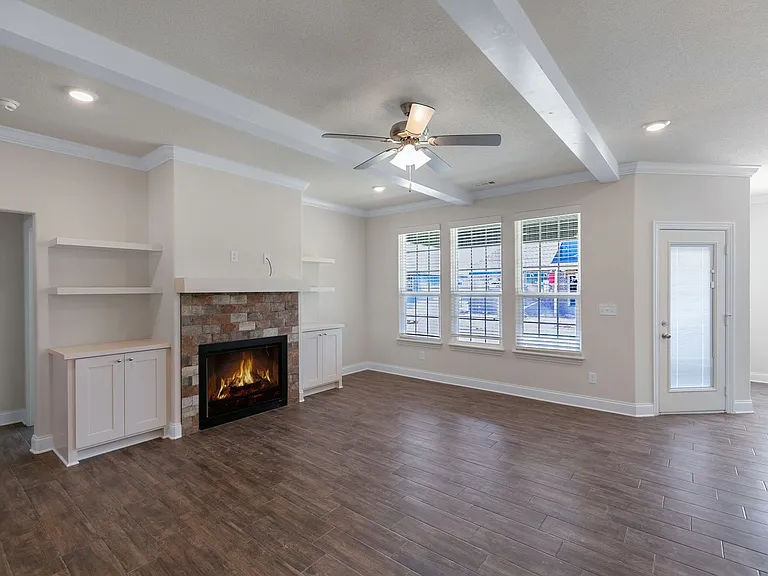 411 Linda Ln — Photo 2