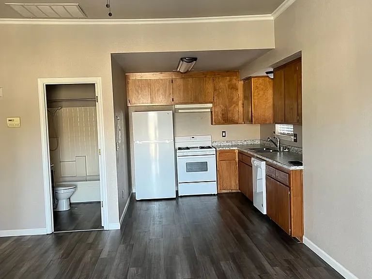 2820 East St — Photo 9