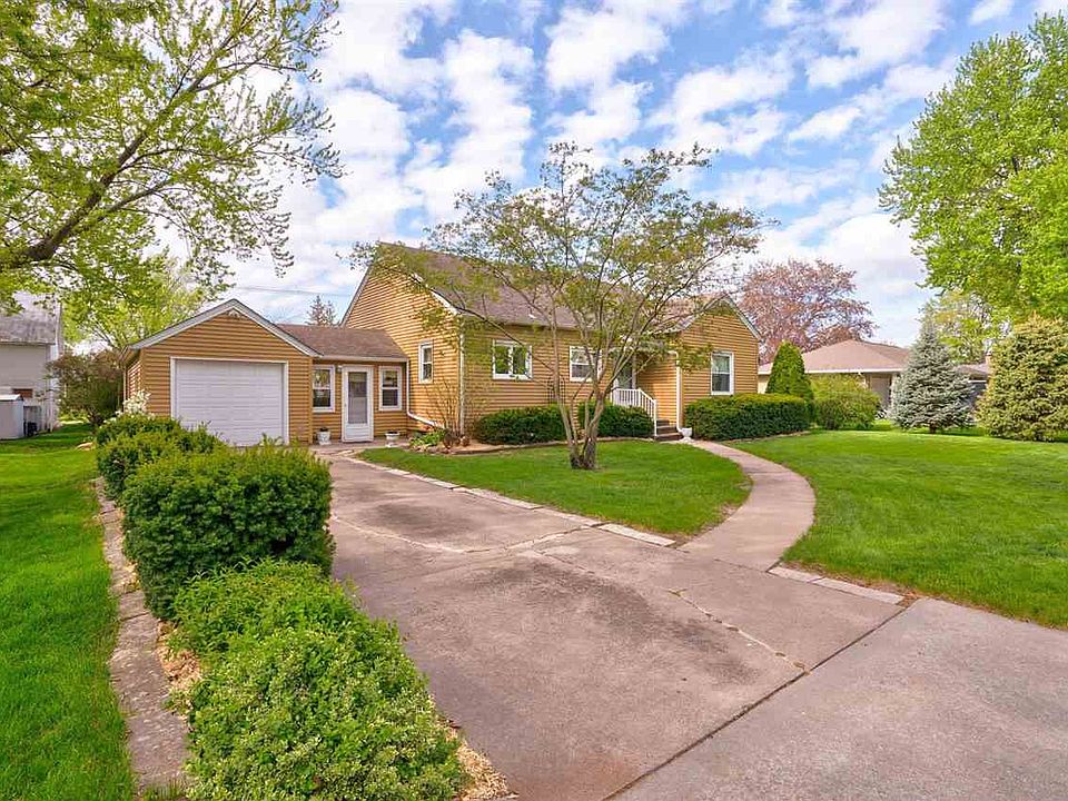 314 F Ave, Kalona, IA 52247 Zillow