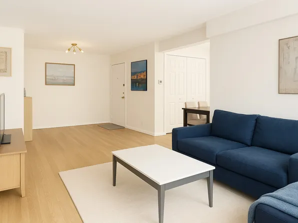 33 Greenwich Avenue image 2 of 9