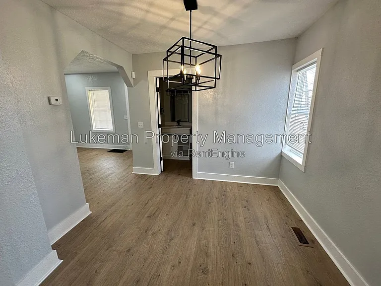 215 E North St — Photo 11