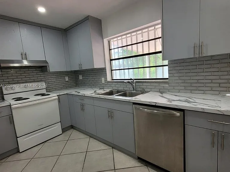 2438 SW 109th Ct — Photo 5
