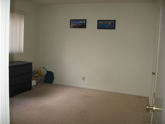 3rd image of 527 S Barrington Ave APT 6