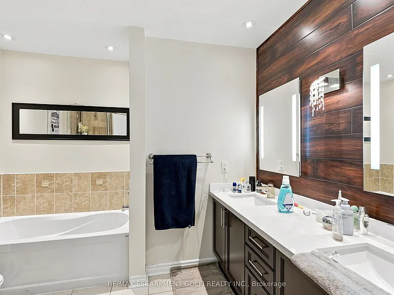 1050 Ryckman Cmn — Photo 14