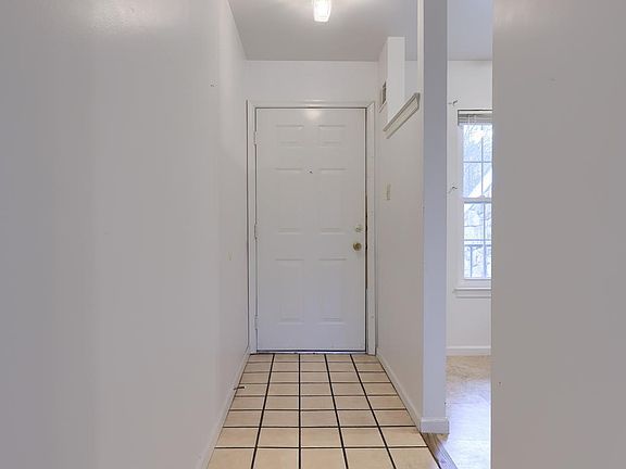 2nd image of 164 Oak Knoll Cir
