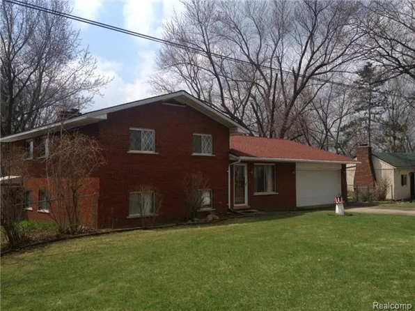 3180 Beaumont Dr, Highland, MI 48356
